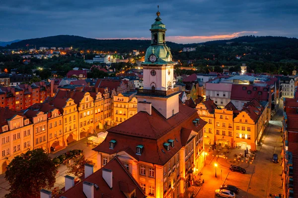 Prachtige Architectuur Van Het Stadhuisplein Jelenia Gora Schemering Polen — Stockfoto