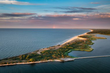 Polonya 'nın Gdansk kentindeki Baltık Denizi kıyısındaki sahil manzarası.