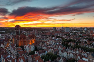 Gün batımında ana şehir Gdansk 'ın güzel mimarisi. Polonya