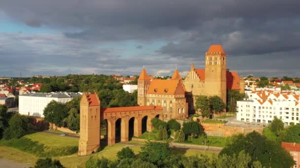 Κάστρο Και Καθεδρικός Ναός Στο Kwidzyn Φωτίζεται Από Ηλιοβασίλεμα Πολωνία — Αρχείο Βίντεο