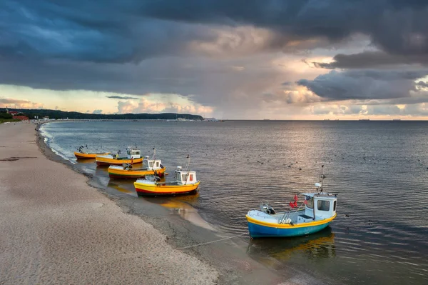 Облачный Восход Солнца Пляже Балтийского Моря Сопоте Рыболовными Лодками Польша — стоковое фото
