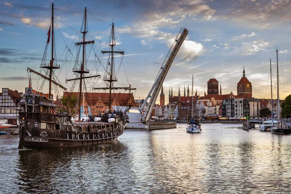 Gdansk Poland July 2022 Pirate Sailing Ship Tourists Board Waters — Foto de Stock