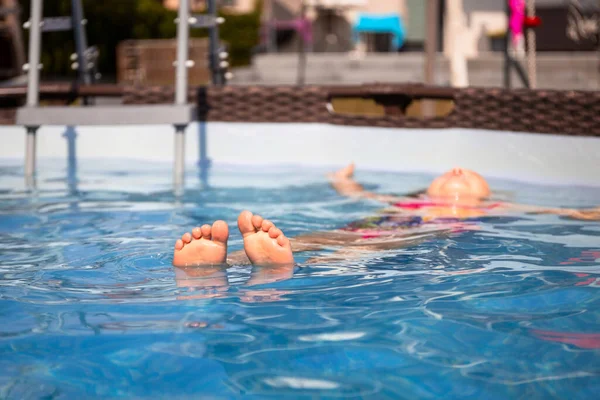 Little Girl Relaxes Pool Swimming Her Back — Stockfoto