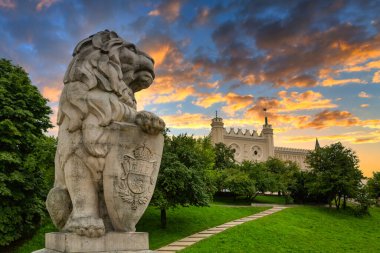 Lublin 'deki kraliyet şatosunda güneş batarken aslan leşi, Polonya