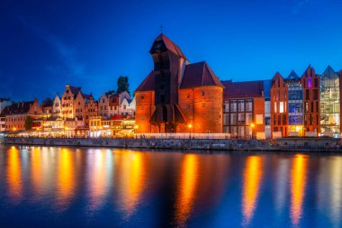 Gdansk 'taki tarihi iskele vinci Polonya' nın batısında Motlawa nehrine yansıdı.