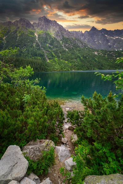 Fantastisk Solnedgång Tatrabergen Ovanför Eye Sea Lake Polen — Stockfoto