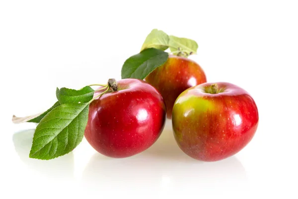 Tres Manzanas Rojas Frescas Aisladas Sobre Fondo Blanco —  Fotos de Stock