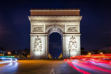 Paris 'teki Charles de Gaulle Meydanı' nın merkezindeki Zafer Takı. Fransa