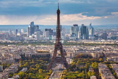 Günbatımında Paris 'te Eyfel Kulesi. Fransa