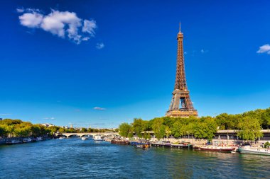Yazın Paris 'teki Seine Nehri' nin yanındaki Eyfel Kulesi. Fransa