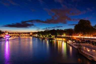Paris 'teki Pont Alexandre III köprüsünde. Geceleri Seine nehrinin kenarında. Fransa