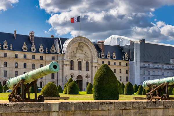 アンヴァリッド博物館パリ フランスで歴史的な大砲 — ストック写真