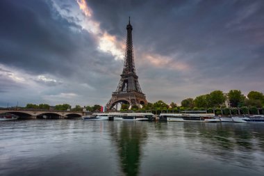 Gündoğumunda Paris 'teki Seine Nehri' nin yanındaki Eyfel Kulesi. Fransa