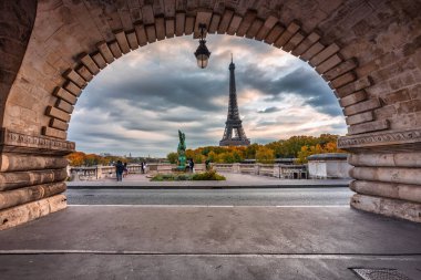 Gündoğumunda Paris 'teki Seine Nehri' nin yanındaki Eyfel Kulesi. Fransa
