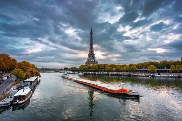 パリのセーヌ川のエッフェル塔日の出 フランス — ストック写真