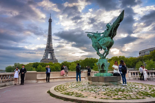 Paris France September 2022 Tourist Photo Session Seine River Eiffel — Stock Photo, Image