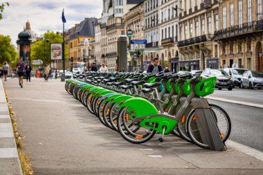 Paris, Fransa - 16 Eylül 2022: Paris 'te park halindeki elektrikli Velib bisikletleri. Fransa