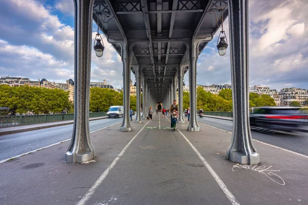 Paris França Setembro 2022 Turistas Histórica Ponte Pont Bir Hakeim — Fotografia de Stock