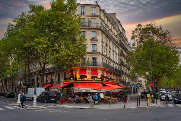 フランス 2022年9月16日 フランス パリのLe Champ Marsの交差点にある伝統的なフランスのカフェ — ストック写真