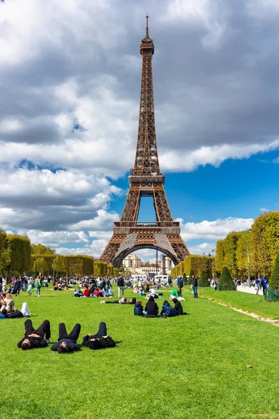 Paris France September 2022 People Resting Grass Park Champ Mars — Stock Photo, Image