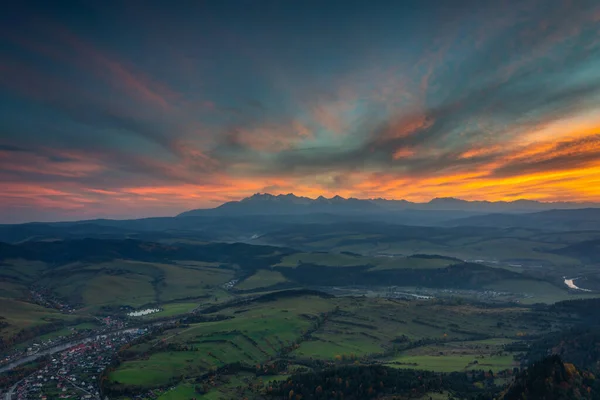 Ένα Όμορφο Ηλιοβασίλεμα Πάνω Από Βουνά Tatra Φθινόπωρο Πολωνία — Φωτογραφία Αρχείου