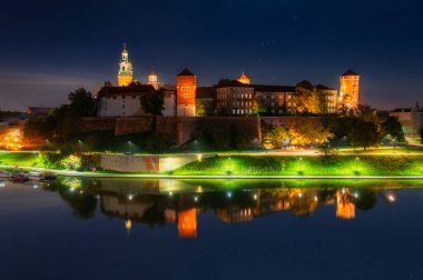 Geceleri Wawel Kraliyet Kalesi, Krakow. Polonya