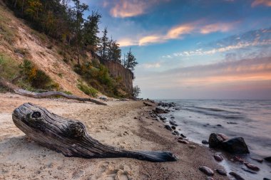 Gdynia Orlowo 'daki Baltık Denizi Sahili' nde güneş doğarken uçurum, Polonya