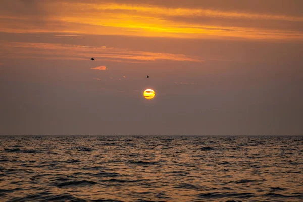 Kaunis Auringonnousu Itämeren Rannalla Gdyniassa Orlowo Puola — kuvapankkivalokuva