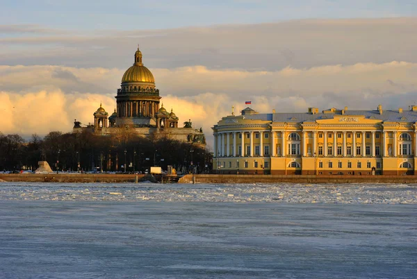 La vue sur la cathédrale Isaac et la Cour constitutionnelle de Russie sur la rivière Neva à Saint-Pétersbourg Images De Stock Libres De Droits