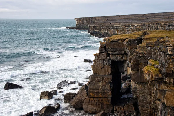 アイルランドのアラン諸島の崖 ロイヤリティフリーのストック画像
