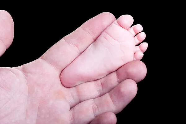 宝宝的脚在父亲的手中 — 图库照片