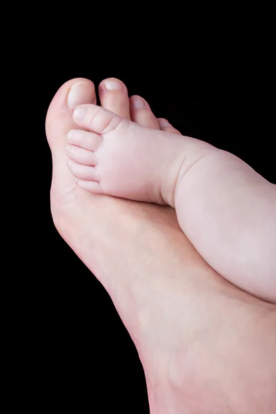 关门的新生儿和母亲的脚 — 图库照片