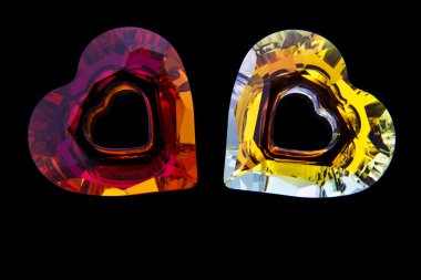 elmaslar siyah arka plan üzerinde kalp şeklinde