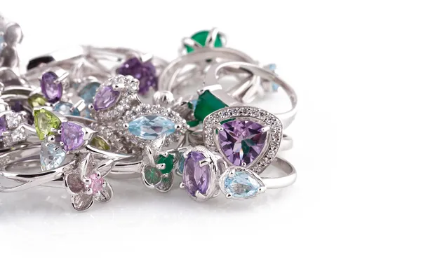 Beyaz arkaplanda gümüş mücevher