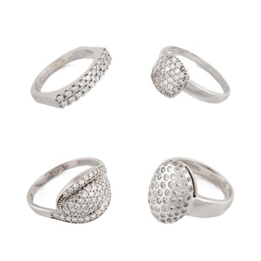 Beyaz arkaplanda gümüş mücevher