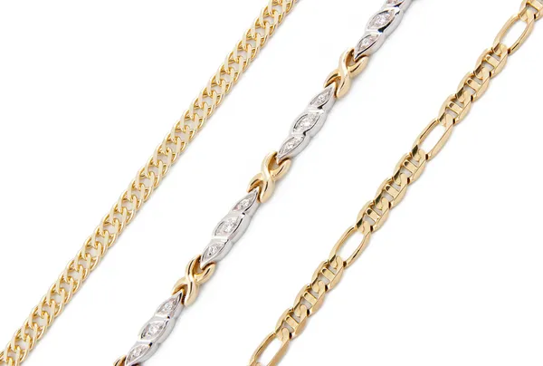 Beyaz arka planda altın mücevherler