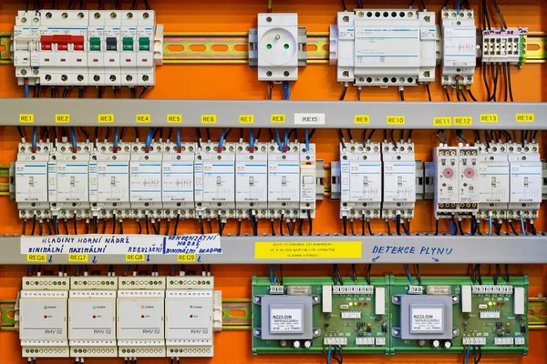 Panel de control con medidores de energía estáticos y disyuntores (fusible ) — Foto de Stock