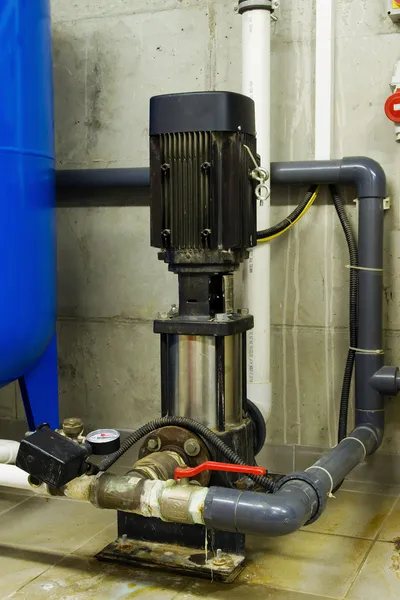 Tubos de água na sala da caldeira e motores elétricos — Fotografia de Stock