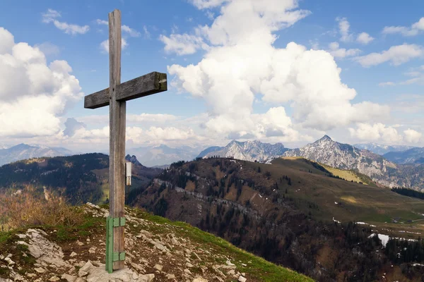 Croix en bois sur la montagne dans les Alpes autrichiennes — Photo