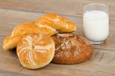 taze ekmek, ekmek ve bir bardak süt
