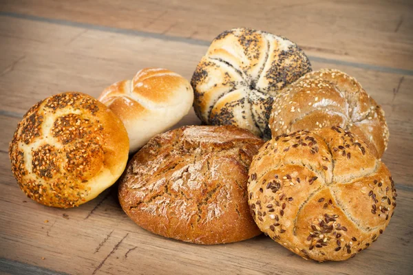 Čerstvý chléb a rohlíky — Stock fotografie
