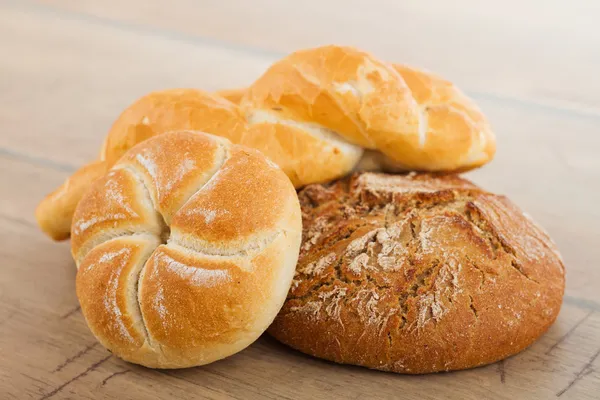 Frisches Brot und Brötchen — Stockfoto