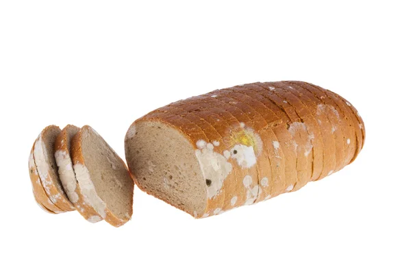 Plesnivé plátky chleba na bílém pozadí. — Stock fotografie