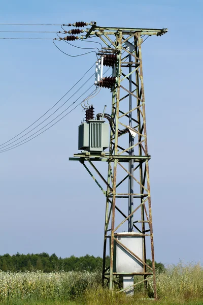 Kolom hoogspanning met trafo — Stockfoto