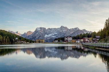 Misurina Gölü üzerinde gün batımı sakin suda gökyüzü yansıması. Görkemli Dolomites Alp Dağları, Ulusal Park Tre Cime di Lavaredo, Dolomiti Alps, Güney Tyrol, İtalya