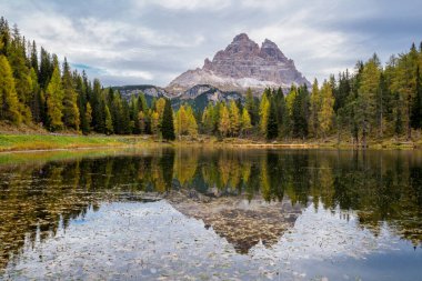 Tre Cime di Lavaredo tepeleri ve Antorno Gölü 'nün sakin sularda yansıması. Dolomites Alp Dağları, Belluno Eyaleti, Dolomiti Alpleri, İtalya