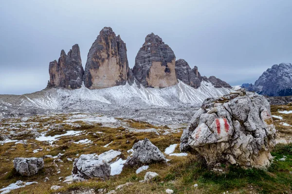 意大利南蒂罗尔Dolomiti阿尔卑斯省Tre Cime Lavaredo国家公园著名的Tre Cime峰景观 — 图库照片
