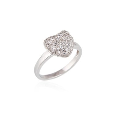 Beyaz arkaplanda gümüş yüzük