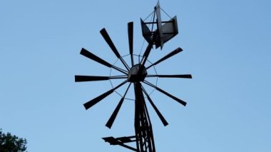 Çelikten yapılmış eski bir yel değirmeni. Çiftlik Rüzgarı Pompası. Çoklu bıçaklı rüzgar pompası veya rüzgar türbini.