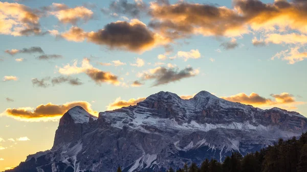 トファナ ローズ最高峰のトファナ山群の上の日没 ドロミテアルプス山脈 ベルーノ州 ドロミティアルプス イタリア — ストック写真